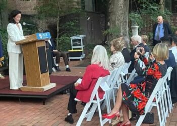 “Do të hani bar”, DASH e nxjerr në pension ish-ambasadoren e SHBA, Yuri Kim që sulmonte Berishën