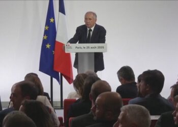 Thellohet kriza politike në Francë, qeveria drejt rënies