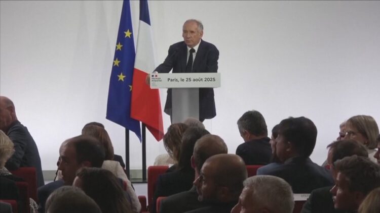 Thellohet kriza politike në Francë, qeveria drejt rënies