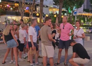 Vetëm 440 euro për turistë, paradoksi i “bumit të pushuesve të lirë” u përsërit edhe këtë vit