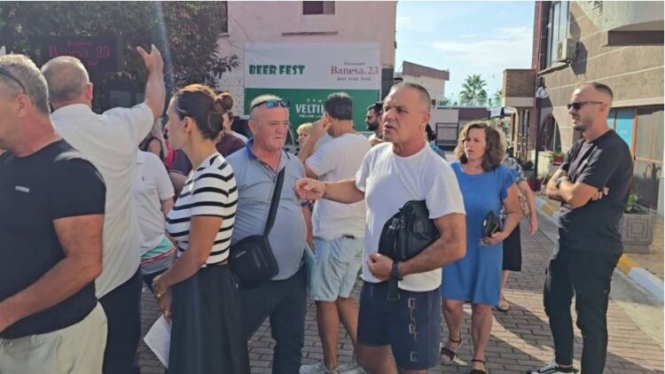 “Mos na fshihni historinë”/ Banorët e Durrësit protestojnë kundër shpronësimeve për parkun arkeologjik