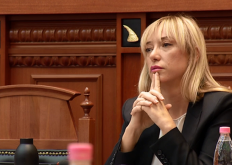 I dha fonde kompanisë së bashkëshortit, gjobitet ish-ministrja Frida Krifca