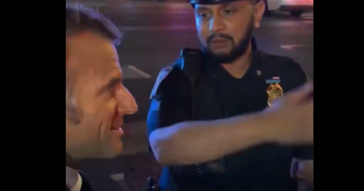 E pazakontë! Policia e ndalon se po kalonte eskorta e Trump, Macron e merr në telefon