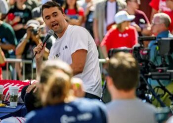 Charlie Kirk vdes në spital pasi u qëllua gjatë një takimi në Utah, reagon Trump