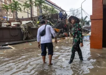 Të paktën 18 viktima dhe dhjetëra të zhdukur pas përmbytjeve në Bali dhe Flores