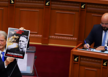 Sali Berisha voton Charles McGonigal për Kryetar të Kuvendit