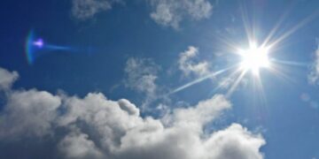 Parashikohen vranësira të pakta, temperaturat arrijnë deri në 34 gradë