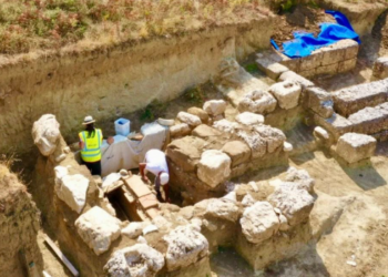 Zbulohet muri rrethues i qytetit ilir të Amantias, i përket shekullit III pKr