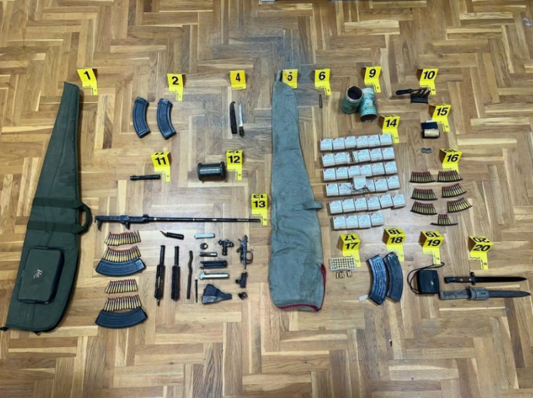 Policia sekuestron arsenal armësh dhe arreston një 73-vjeçar në Mitrovicën e Veriut
