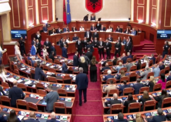 Kuvend/ Seanca e planifikuar maratonë mbyllet në kohë rekord nga socialistët, Berisha: Rama kryehorr i kombit!