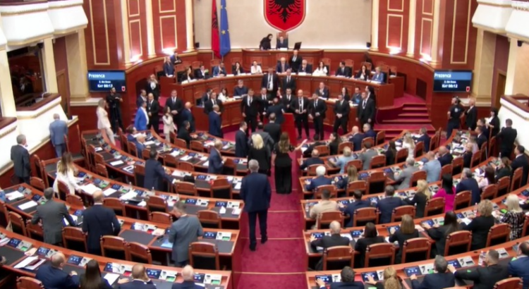 Kuvend/ Seanca e planifikuar maratonë mbyllet në kohë rekord nga socialistët, Berisha: Rama kryehorr i kombit!