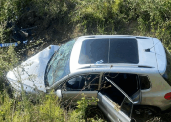 Aksident në Lezhë, makina përfundon në kanal, plagosen dy gra