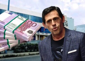 Sadik Lumi noton në paratë që ia hedh Rakip Suli, pjesë e tortës 3.8 miliardë lekë edhe Eral Myftaraj me Shkëlqim Aliajn