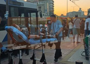 Aksident në Greqi/ 30 të plagosur në Pire, tramvaji përplaset me autobusin