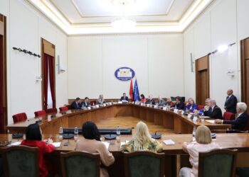 Peleshi në përpjekje për zgjidhje të ngërçit: Takim informal me krerët opozitarë, mungon Balla