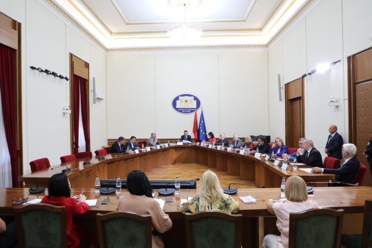 Peleshi në përpjekje për zgjidhje të ngërçit: Takim informal me krerët opozitarë, mungon Balla