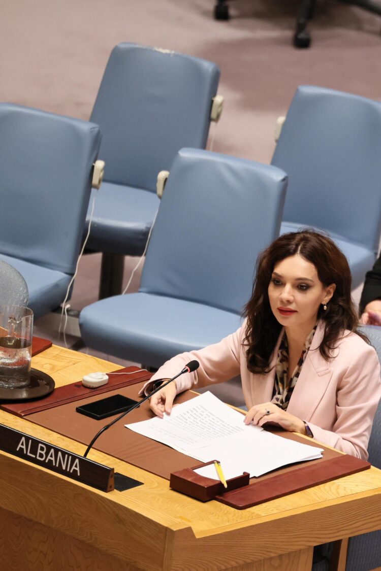 “Diella ndriçon OKB-në”: Spiropali e promovon si shpëtimin teknologjik të njerëzimit