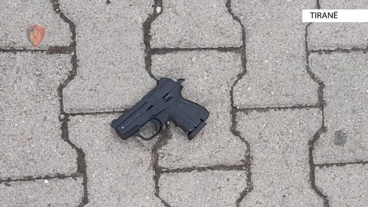 Tiranë/ Plagos kunatin me armë zjarri pas një konflikti, arrestohet autori, një tjetër shpallet në kërkim