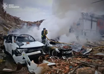 Rusia lëshon dhjetëra dronë dhe raketa mbi Kiev, Polonia ngre avionët luftarakë