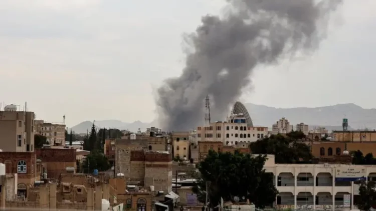 Pas goditjes së udhëheqësve të Hamasit, Izraeli sulmon kryeqytetin e Jemenit