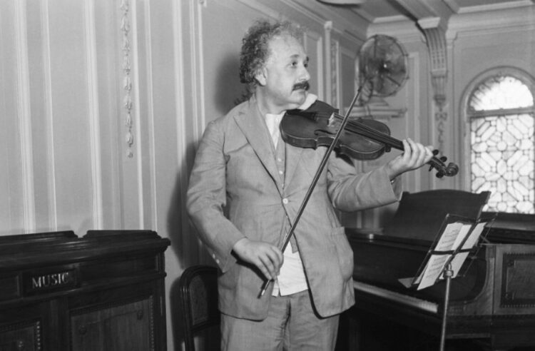 Violina e Ajnshtajnit e vitit 1894 del në ankand, ja çmimi që pritet të shitet