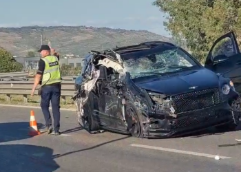 Autovetura përplaset me kamionin në Lushnjë, plagoset nëna me dy fëmijët