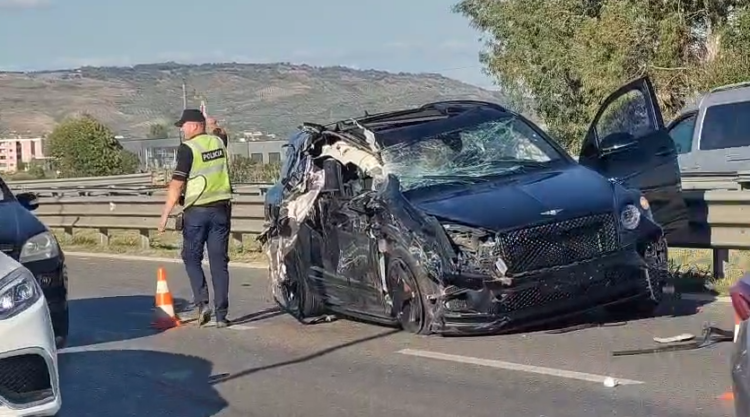 Autovetura përplaset me kamionin në Lushnjë, plagoset nëna me dy fëmijët