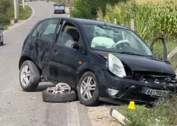 Përplasen dy makina dhe një motor në aksin Klos-Burrel, plagosen dy persona
