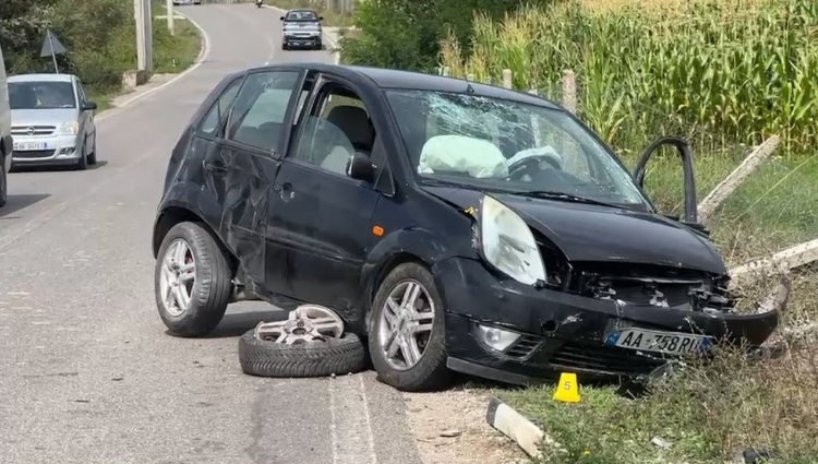 Përplasen dy makina dhe një motor në aksin Klos-Burrel, plagosen dy persona