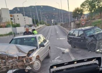 Makinat përplasen ‘kokë më kokë’ në Elbasan, plagoset një prej shoferëve