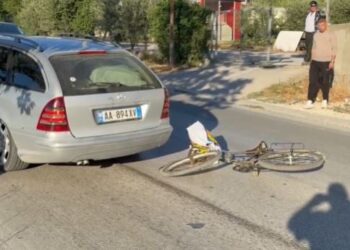 Aksident në Fier, makina përplas kalimtarin që po lëviste me biçikletë