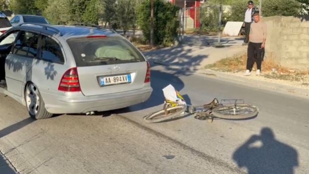 Aksident në Fier, makina përplas kalimtarin që po lëviste me biçikletë