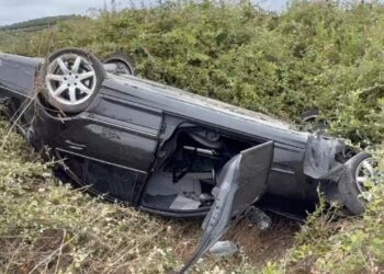 Aksident në aksin Lushnjë-Fier! Makina përfundon në kanal, tre të plagosur