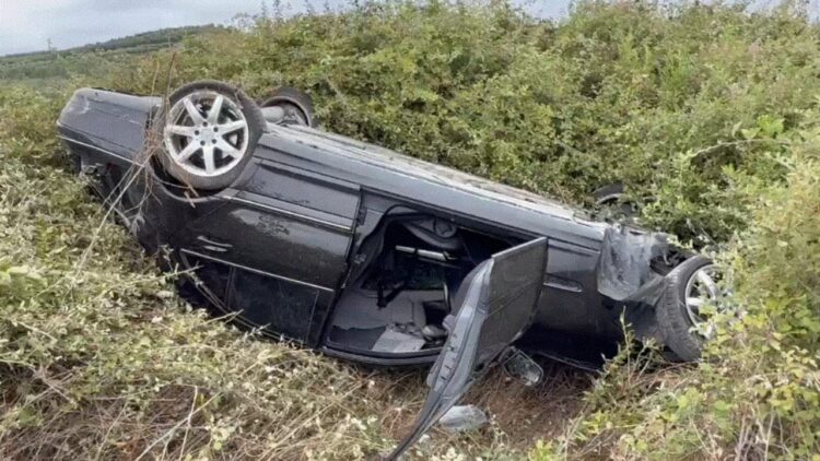 Aksident në aksin Lushnjë-Fier! Makina përfundon në kanal, tre të plagosur