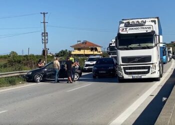 Aksident në autostradën Rrogozhinë-Lushnjë, kamioni përplaset me ‘Opel’
