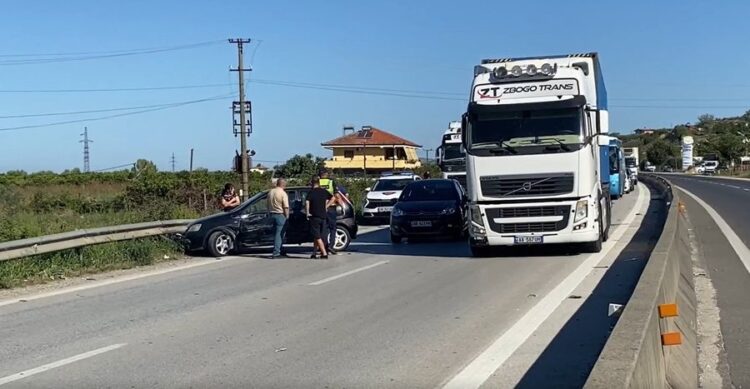 Aksident në autostradën Rrogozhinë-Lushnjë, kamioni përplaset me ‘Opel’
