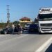 Aksident në autostradën Rrogozhinë-Lushnjë, kamioni përplaset me ‘Opel’