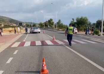 Aksident me një viktimë dhe 3 të lënduar në Lushnjë, vetura doli nga rruga