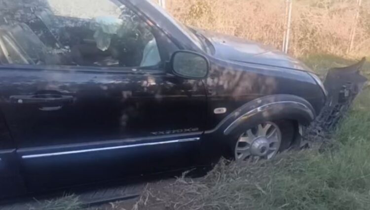 FOTOT/ Aksident në aksin Lushnjë-Çermë, makina futet në oborrin e banesës