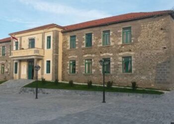 Persona të paidentifikuar mësyjnë magazinën e Bashkisë së Kolonjës – Detajet