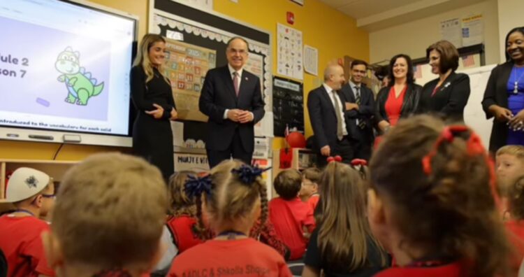 Begaj: Shkolla dygjuhëshe unike e Nju-Jorkut, urë lidhëse mes brezave