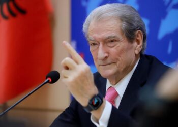 Rrëzuan kryeministrin dhe dogjën parlamentin në Nepal, Berisha: Përzunë diktatorin e korruptuar komunist!