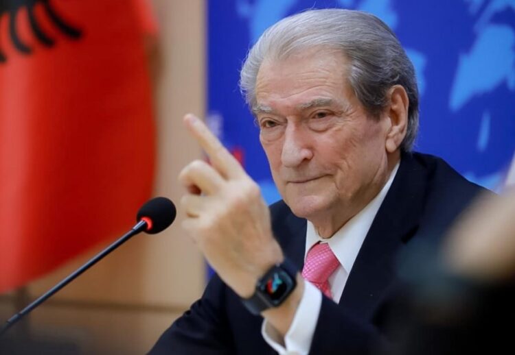 Rrëzuan kryeministrin dhe dogjën parlamentin në Nepal, Berisha: Përzunë diktatorin e korruptuar komunist!