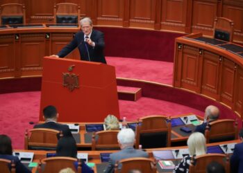 Berisha-socialistëve nga Kuvendi: Ju përbëni rrezik për Shqipërinë dhe Europën, vendin e keni në burg