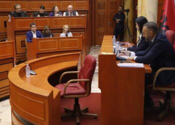 Blushi: Vota e këshilltarëve të PS për shkarkimin e Erion Veliajt është një votë për (vet)shkarkimin e tyre