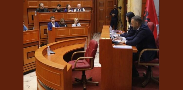 Blushi: Vota e këshilltarëve të PS për shkarkimin e Erion Veliajt është një votë për (vet)shkarkimin e tyre