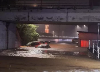 Mot i keq me stuhi dhe përmbytje përfshin Italinë, mbyllen shkollat