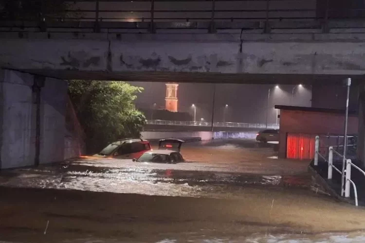 Mot i keq me stuhi dhe përmbytje përfshin Italinë, mbyllen shkollat