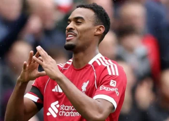 Derbi Liverpul-Everton luftohet deri në fund, por të kuqtë ruajnë fitoren