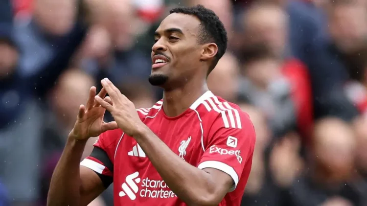 Derbi Liverpul-Everton luftohet deri në fund, por të kuqtë ruajnë fitoren